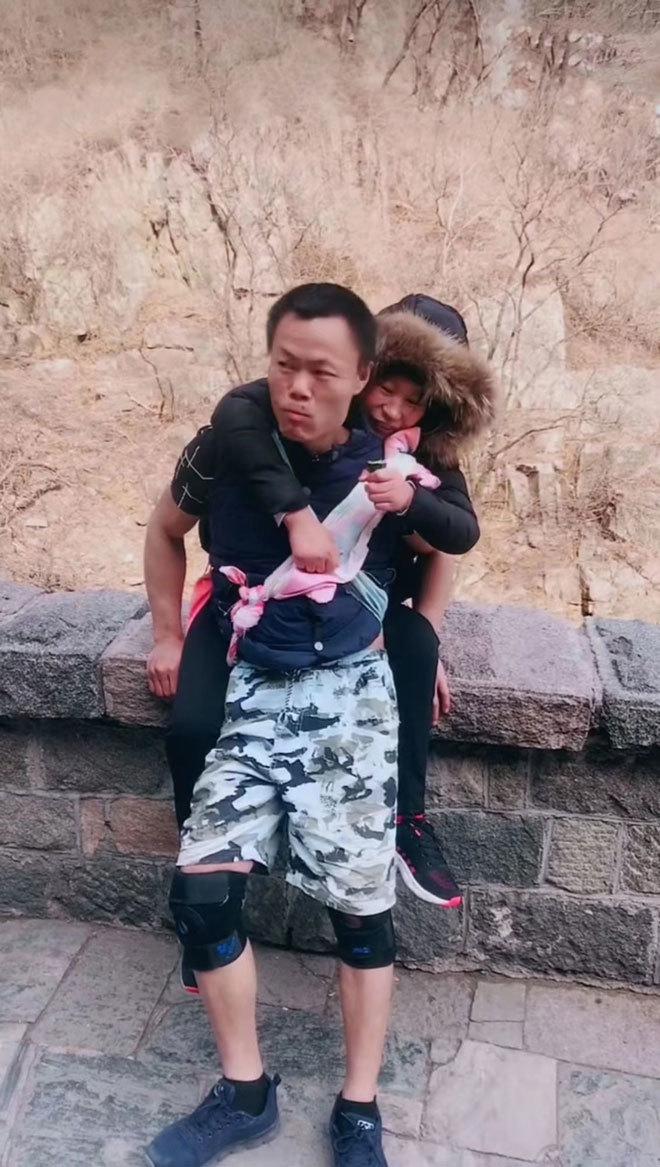 Hàng năm, anh Zhang Mingrong đều cõng vợ là chị Kong Yan trèo lên đỉnh núi Thái Sơn, miền Đông Trung Quốc để thực hiện lời hứa giúp vợ ngắm bình minh.