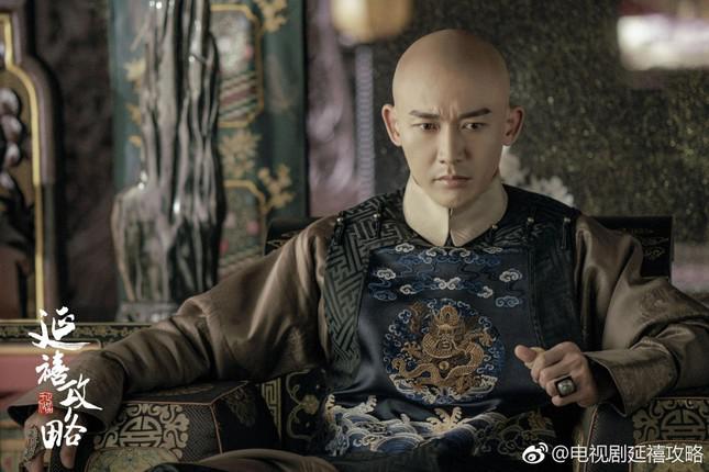 Vai Càn Long trong Diên hi công lược giúp Nhiếp Viễn lấy lại được hào quang. Ảnh: Weibo.