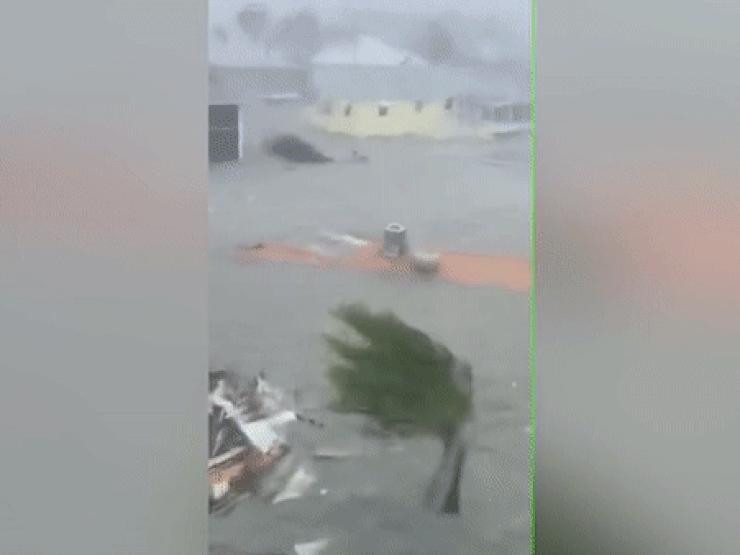 Video: Siêu bão Ian đổ bộ vào Mỹ với sức gió 255 km/giờ, nhấn chìm nhiều nhà cửa, xe cộ