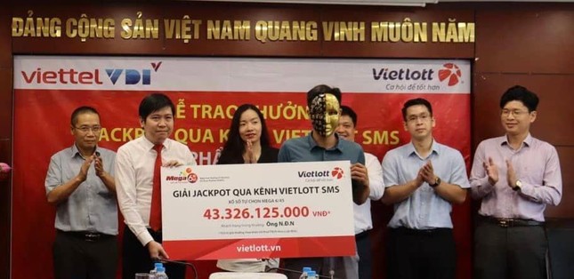 Người đàn ông ở Hà Nội trúng Vietlott hơn 43 tỷ đồng nhận thưởng mới đây.