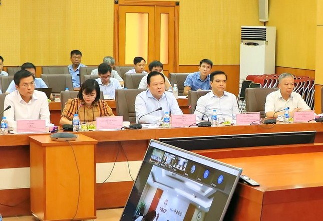 Chủ tịch Nguyễn Hoàng Anh (ngồi giữa) chủ trì buổi làm việc trực tuyến về định hướng xử lý các vướng mắc, tồn tại của Dự án mở rộng giai đoạn 2 Nhà máy Gang thép Thái Nguyên (TISCO2).