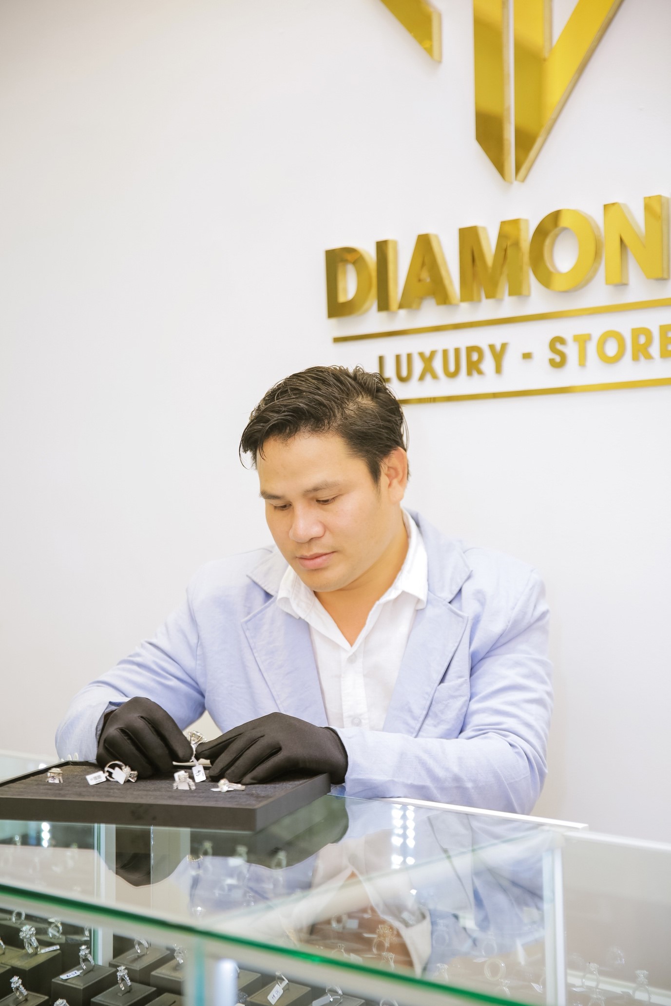 Anh luôn dành hết tâm huyết của mình vào từng sản phẩm trang sức.