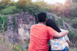 Vợ bị liệt vì ngã khi leo tường để bỏ trốn cùng mình, chồng nhiều năm làm một điều khó ai có thể tưởng tượng