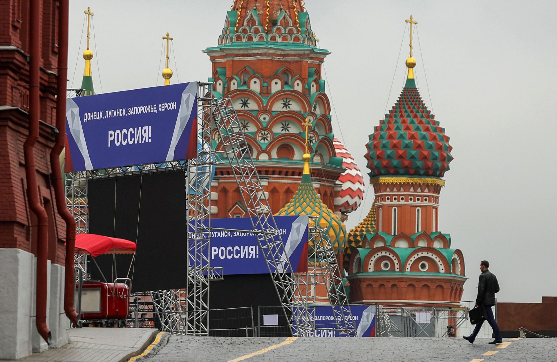 Một số biểu ngữ ở Moscow thể hiện thông điệp ủng hộ 4 khu vực Ukraine sáp nhập Nga (ảnh: Reuters)