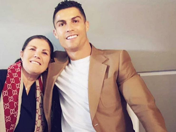 Ronaldo cùng mẹ