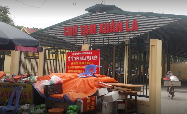 Tổ tự quản nhận tiền của các tiểu thương ở khu vực chợ tạm Xuân La.