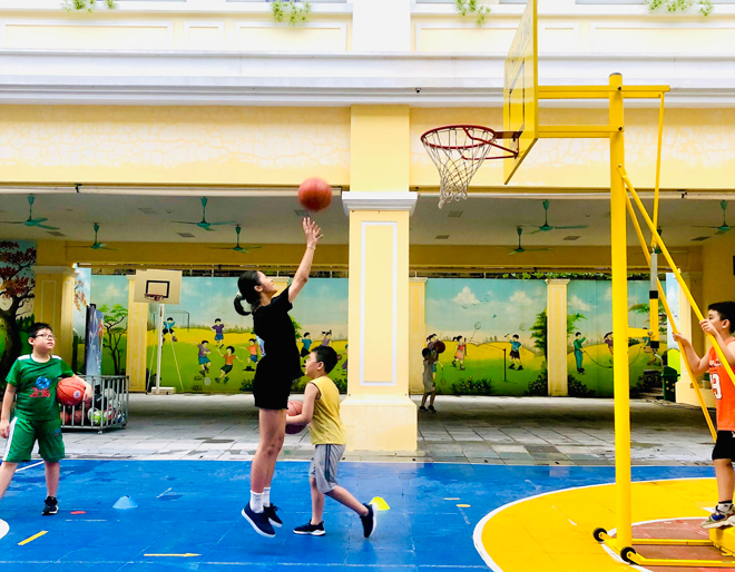 Búp chơi bóng rổ 2 buổi/tuần