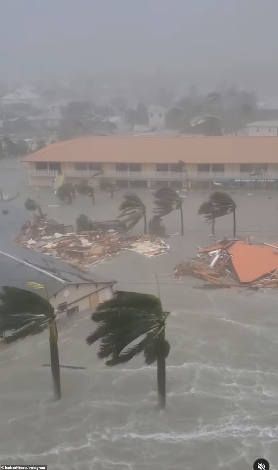 Siêu bão Ian đổ bộ vào bang Florida với sức gió 255 km/giờ.