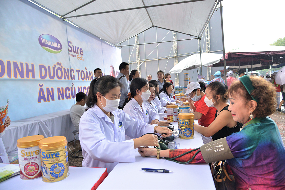Các bác sĩ của trung tâm dinh dưỡng Vinamilk đo khám, tư vấn sức khỏe và chế độ dinh dưỡng cho người cao tuổi tham gia chương trình