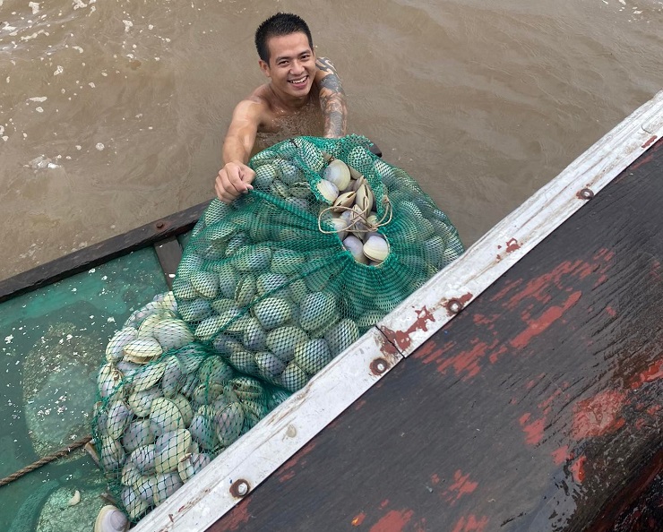 Anh Đạt vớt được hàng tạ ngao "khổng lồ" chỉ trong ít phút. (Ảnh: Thu Tây).
