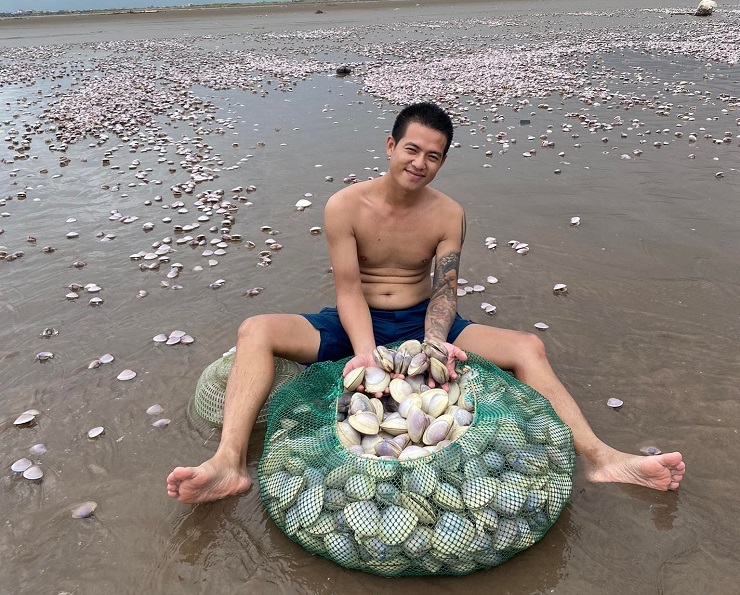 Người dân chọn những con ngao giấy có kích thước từ 6-7 con/kg để vớt. (Ảnh: Thu Tây).