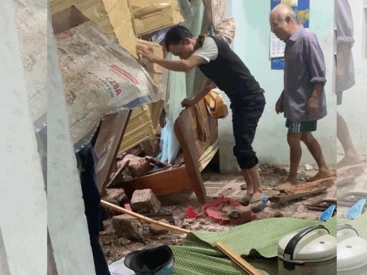 Tin tức trong ngày - Mưa giông xối xả ở miền Trung, tường nhà đổ sập khi đang ăn cơm
