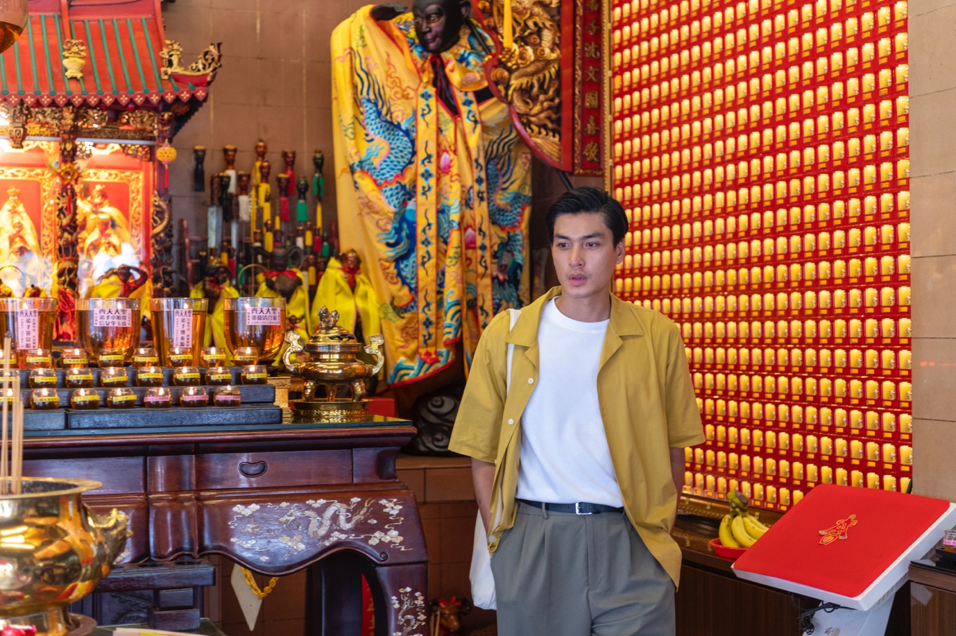 Quang Đại đắm mình trong không gian thanh tịnh của ngôi đền Qi Tian Gong.