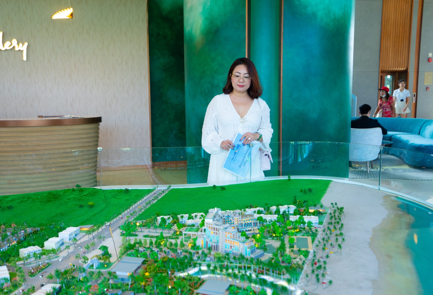 Nhà đầu tư Nguyễn Thị Ngọc Anh đang tìm kiếm và lựa chọn shophouse đầu tư tại khu vực Hồ Tràm – Bình Châu