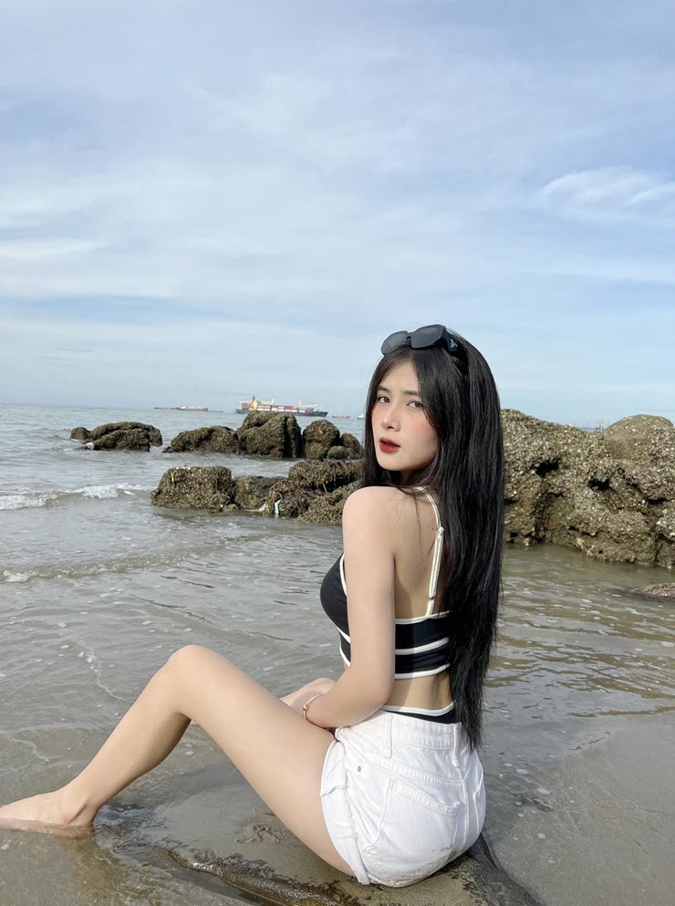 Quỳnh Alee khoe dáng cực “nuột” bên bờ biển.