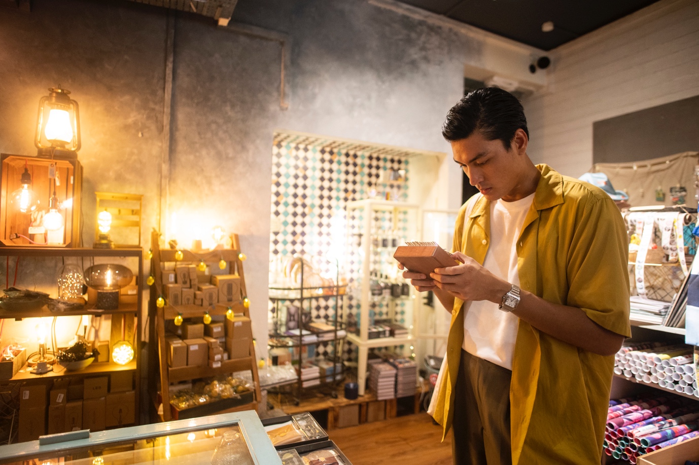 Quang Đại thích thú trước những món quà lưu niệm độc đáo.