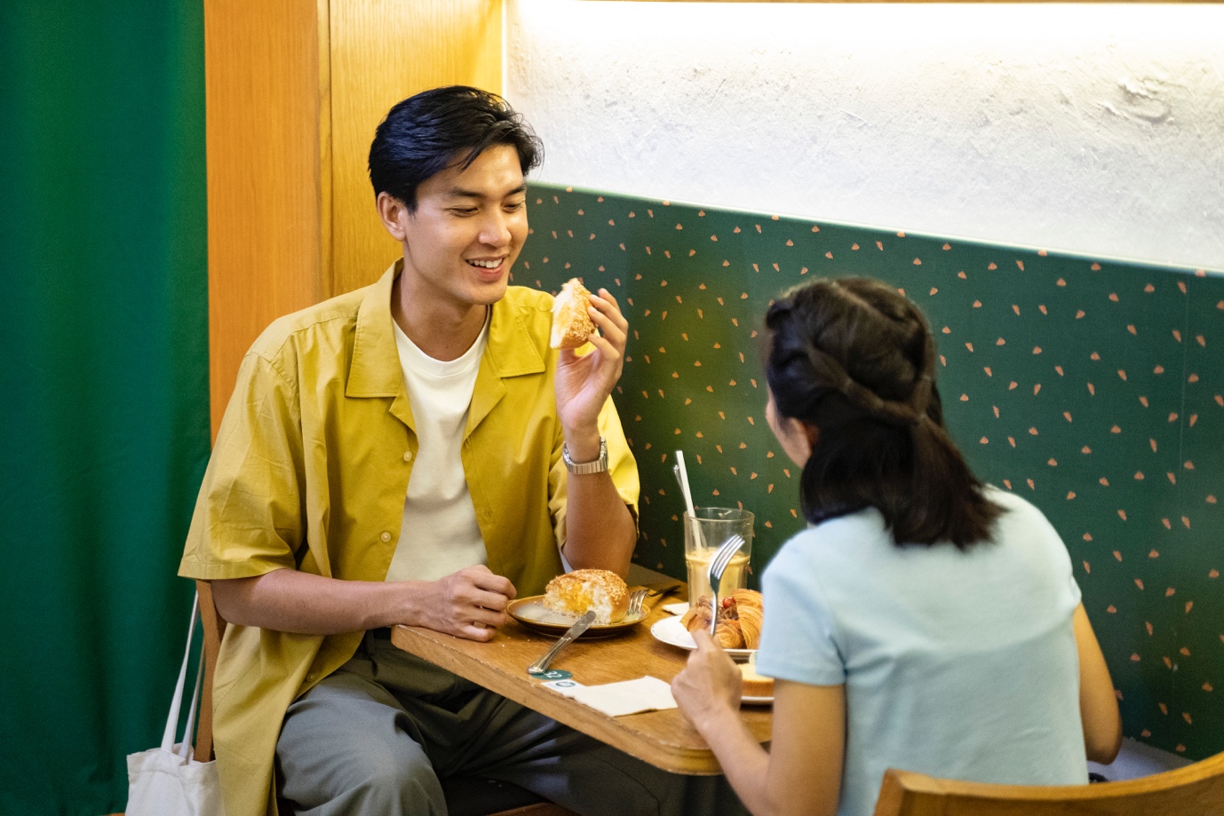 Những chiếc bánh mới ra lò tại tiệm bánh nổi tiếng Tiong Bahru Bakery khiến Quang Đại thích thú.