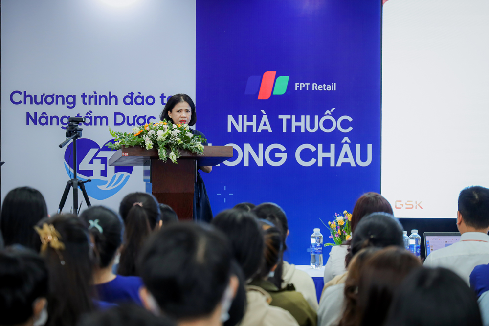 Bà Huỳnh Thị Cao Thi – Giám đốc Đào tạo FPT Long Châu phát biểu trong lễ khai giảng khoá đào tạo Pharmacist Master Class.