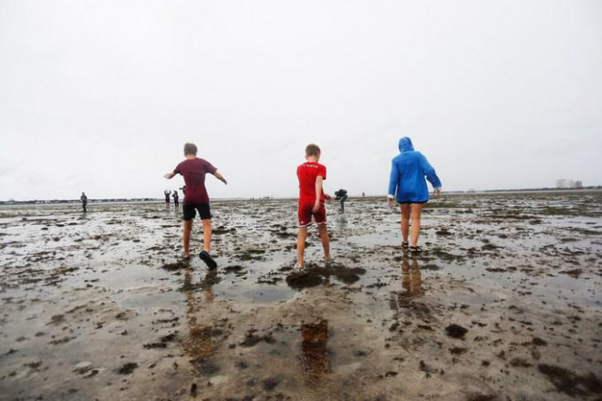 Chuyên gia cảnh báo rằng người dân không nên đi bộ dưới đáy biển cạn nước vì nguy hiểm. Ảnh: The Washington Post