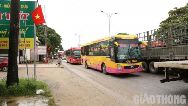 Các phương tiện ùn ứ kéo dài cả km