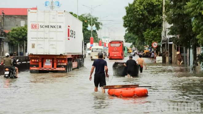 Hình ảnh xe và thuyền cùng "bơi" trên QL1 đoạn qua thị trấn Giát, huyện Quỳnh Lưu, Nghệ An