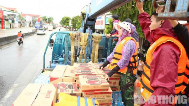Nghe tin người dân thị trấn Giát bị ngập sâu, người dân ở giáo xứ Thuận Nghĩa (Quỳnh Lưu) đã mua rất nhiều lương thực, thực phẩm và các nhu yếu phẩm khác để hỗ trợ.