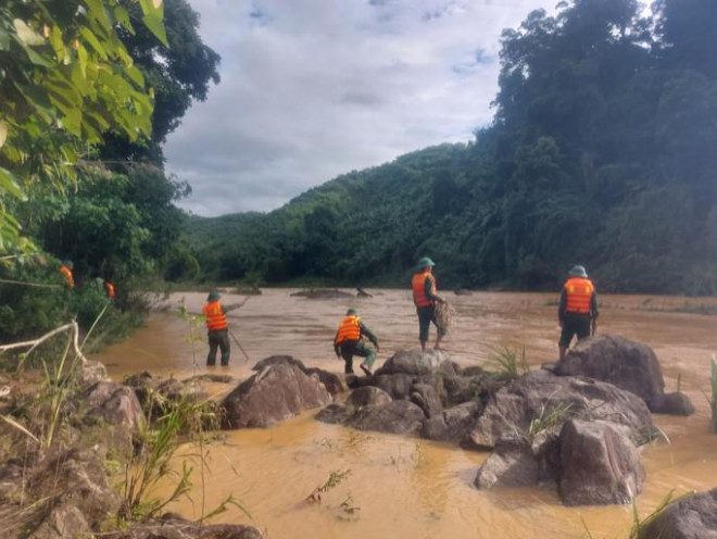 Lực lượng biên phòng đang tổ chức lực lượng tìm kiếm nạn nhân trên sông Bung