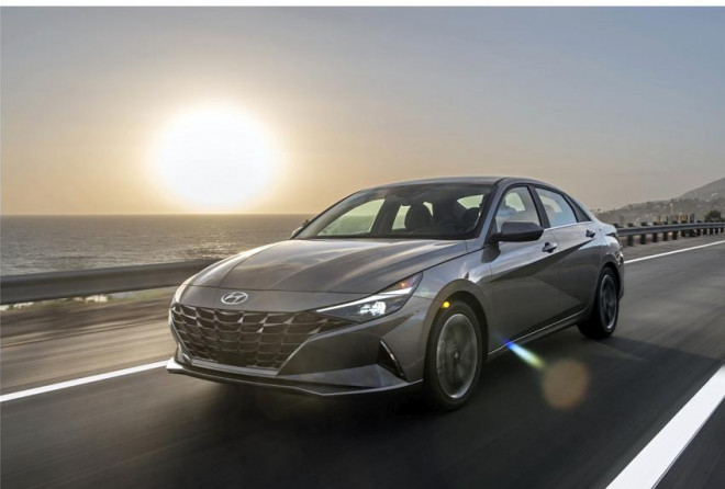 Hyundai Elantra Hybrid Blue. Ảnh: Motorbiscuit.