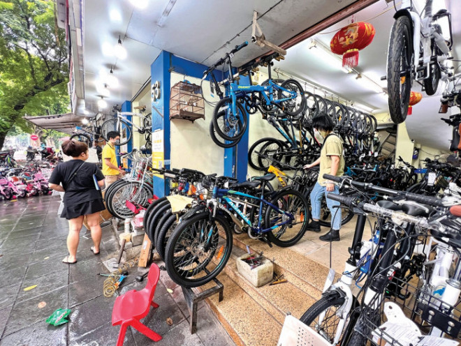 Cửa hàng xe đạp trên phố Bà Triệu (Hà Nội) luôn tấp nập người đến xem hàng ảnh: Tứ Đức