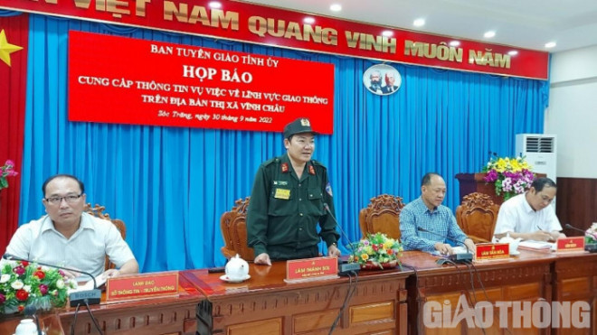 Đại tá Lâm Thành Sol, Giám đốc Công an tỉnh Sóc Trăng trả lời những câu hỏi của các cơ quan thông tấn báo chí.
