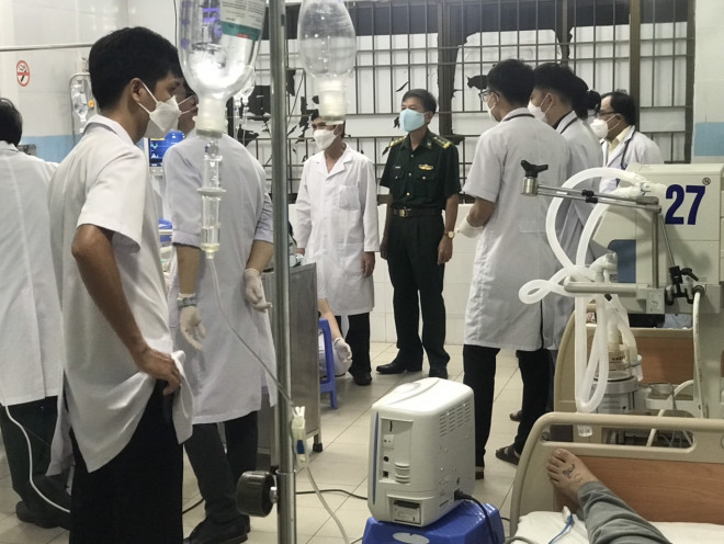 Các bác sĩ tại Trung tâm Quân dân y huyện Côn Đảo đang tích cực điều trị cho các thuyền viên, ảnh: Q.A.