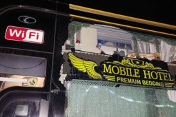 Tin tức trong ngày - Xe khách bị ném đá, hàng chục hành khách hoảng loạn