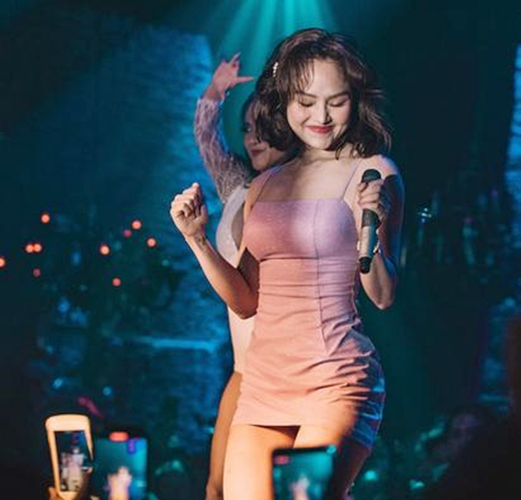 Miu Lê mặc thiết kế bodycon khi trình diễn tại một sự kiện. 
