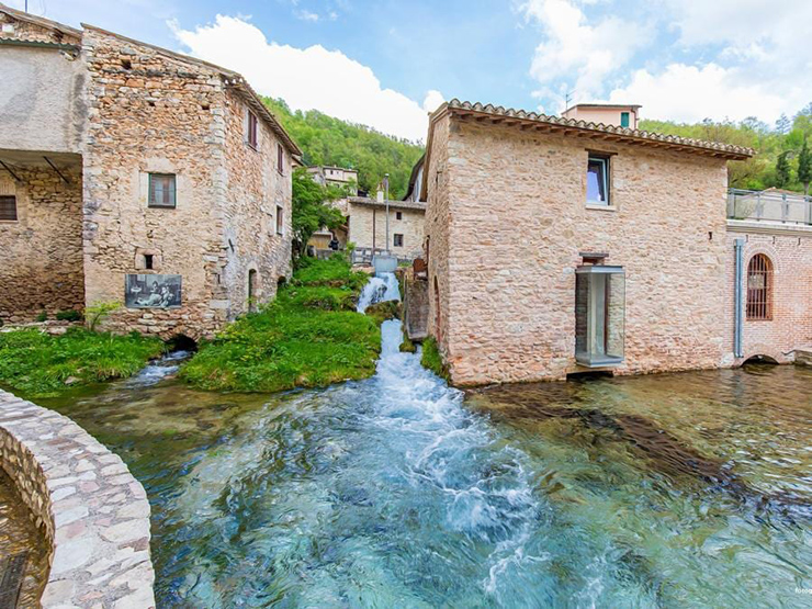14. Nếu tới Italia, bạn nhớ đừng bỏ lỡ cơ hội ghé thăm “ngôi làng của những con suối”, để khám phá một góc thơ mộng và lãng mạn của vùng Umbria.
