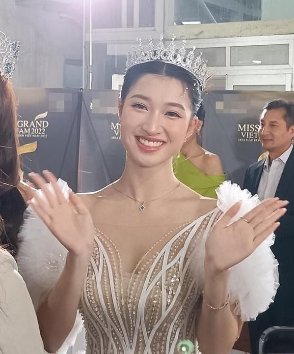 Thêm vào đó, Phương Nhi luôn tươi tắn rạng rỡ trong suốt sự kiện. Bộ váy bồng bềnh cùng với vương miện càng khiến cô đáng yêu như một nàng công chúa. Khi nhìn loạt ảnh này, cư dân mạng càng công nhận Phương Nhi rất hợp với lối trang điểm nhẹ nhàng với những tông màu kẹo ngọt. (Ảnh: 2sao)