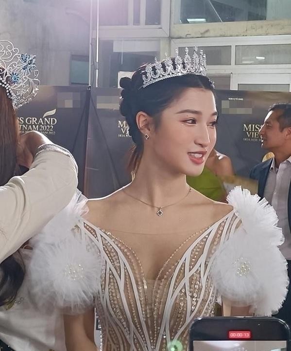 Á hậu Phương Nhi qua ống kính cam thường: Da trắng bật tông, xinh hơn ảnh qua chỉnh sửa - 5