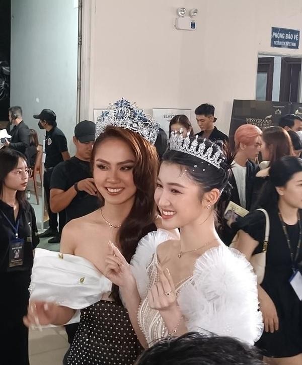 Mới đây, Phương Nhi cùng Hoa hậu Mai Phương xuất hiện ở vòng Chung khảo Hoa hậu Hòa bình Việt Nam 2022. Trong một video mà trang tin 2sao ghi lại và không hề qua chỉnh sửa, cả hai người đẹp đều nổi bật giữa đám đông, đặc biệt là Phương Nhi.