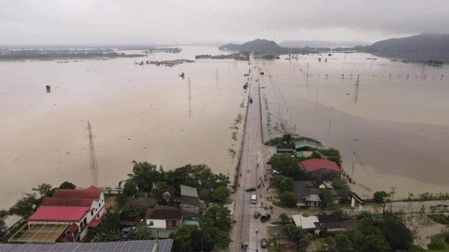 Đoạn đường bị ngập sâu lực lượng cắt cử phương tiện không được đi vào khu vực nguy hiểm.