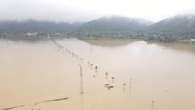 Nhiều tuyến đường dân sinh tại huyện Nghi Xuân đang bị ngập sâu. 