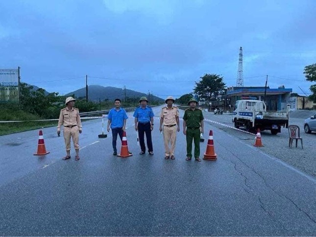 Cán bộ túc trực 24/24 cấm phương tiện vào khu vực đường bị ngập.