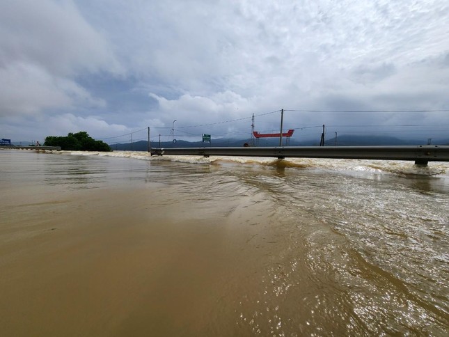 Tuyến quốc lộ 1A đoạn qua xã Xuân Lam, huyện Nghi Xuân (Hà Tĩnh) bị ngập sâu....