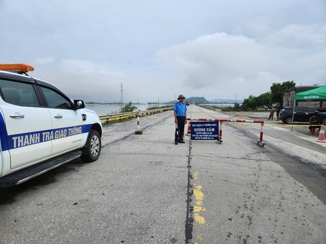 Lực lượng chốt chặn không cho phương tiện vào khu vực nguy hiểm để đảm bảo an toàn giao thông.
