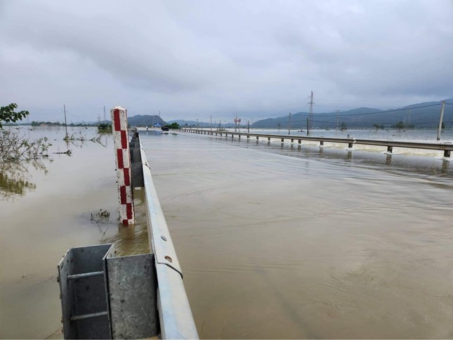 Dòng nước xiết chảy mạnh trên quốc lộ.