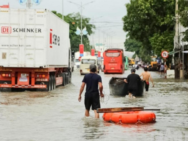 Cận cảnh xe và thuyền cùng “bơi” trên QL1 qua Nghệ An