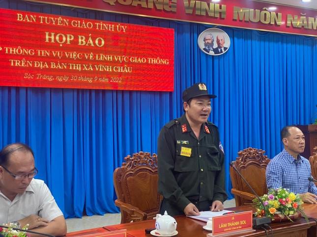 Đại tá Lâm Thành Sol - Giám đốc Công an tỉnh Sóc Trăng phát biểu tại họp báo.