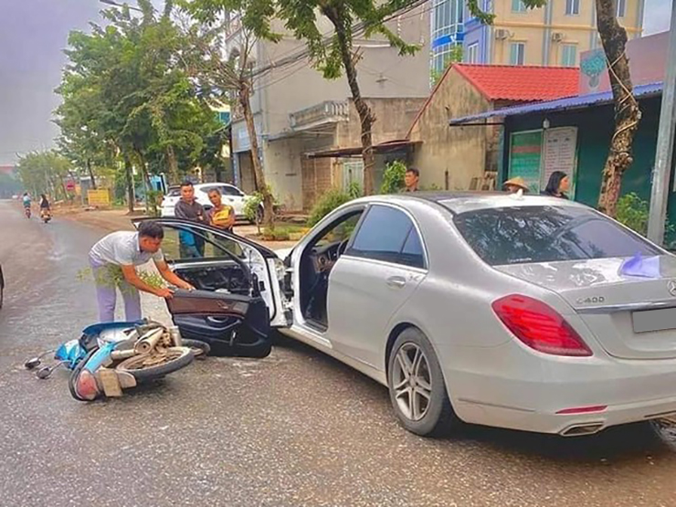 Tài xế xe máy tông gãy cửa Mercedes-Benz S400, nguyên nhân vụ việc gây tranh cãi