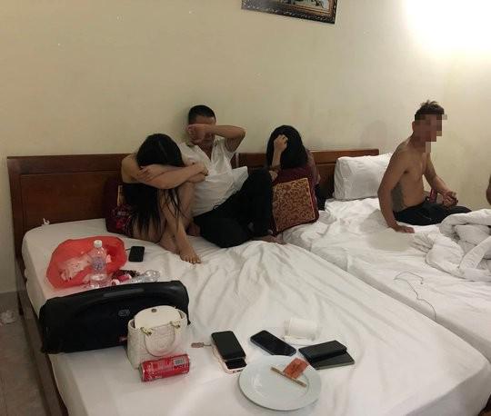 4 trong số 7 đối tượng bị bắt quả tang về hành vi sử dụng ma túy