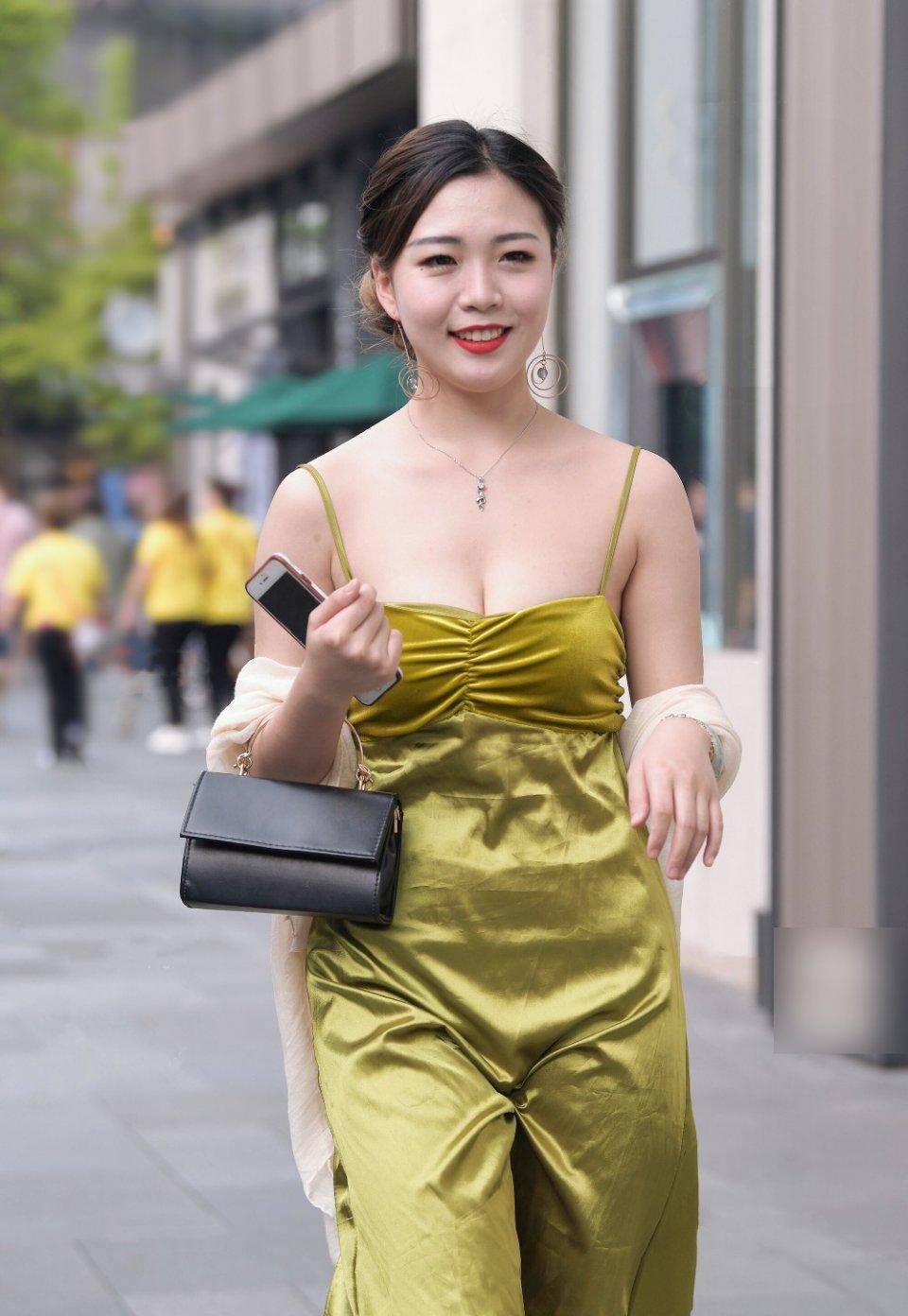 Người đẹp Trung Quốc diện váy lụa xuống phố.