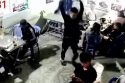 Pháp luật - CLIP: Cho rằng bị nhìn đểu, nhóm thanh niên đánh dã man người đàn ông trong quán nhậu