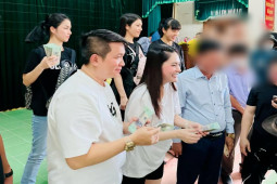 Đời sống Showbiz - Bị chê từ thiện "làm màu", "nữ đại gia Quận 7" đáp trả cực gắt